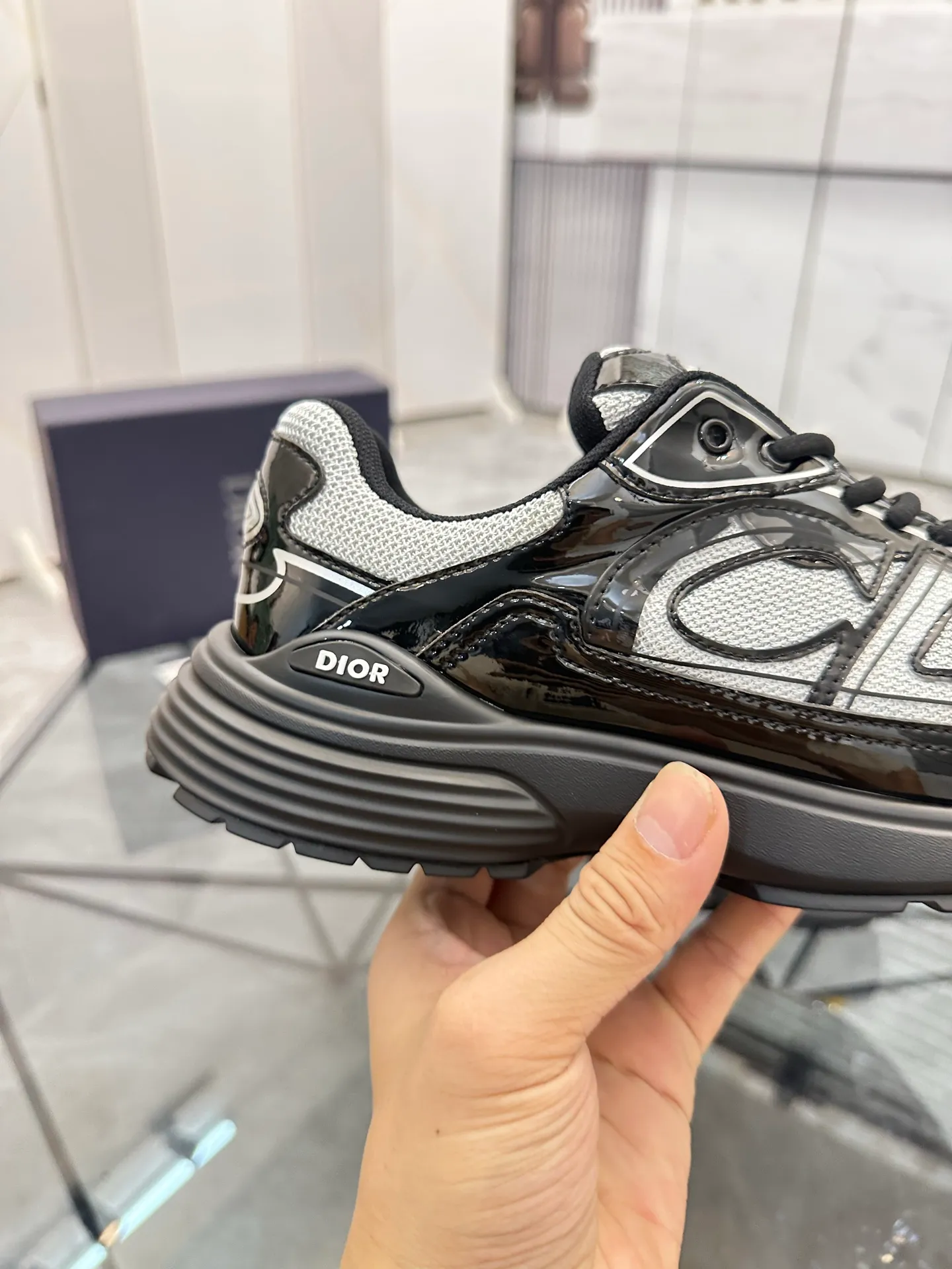 Men's shoes: 💰P400¥ Available in Guangzhou Product trademark: Dior* "Dior*" low-top casual shoes Regular size: 35-46 (can be customized to 47) Couple style Product materials: Upper imported cowhide stitched with original fabric, breathable lining, ultra-light foam original outsole. No.: 007